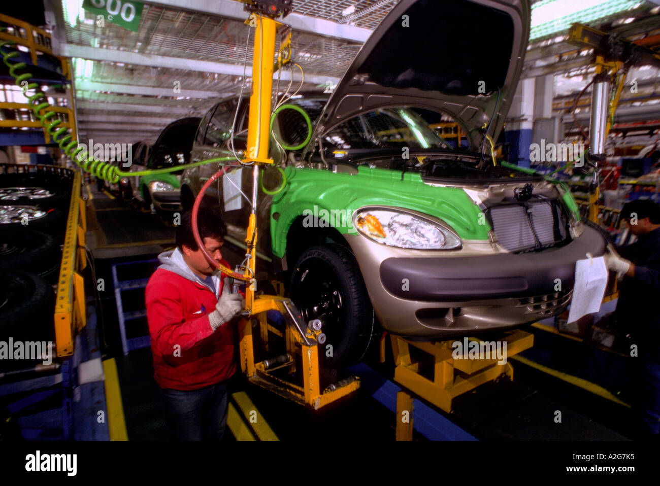 Daimler chrysler assembly line hires stock photography and images Alamy