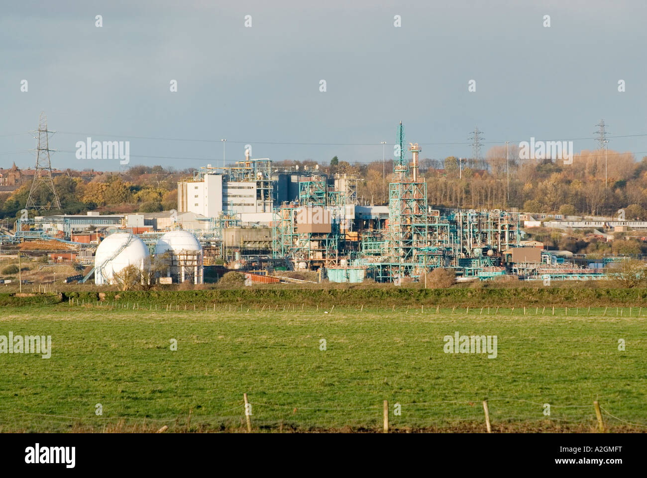 Ineos Chemical Complex formerly ICI Rocksavage Works on the banks of the River Mersey Stock Photo