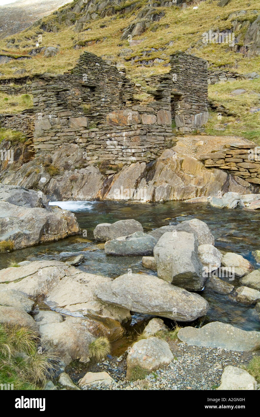 Derelict and abandoned slate quarry buildings near the Afon Llan by the Watkin Path to the summit of Snowdon Stock Photo