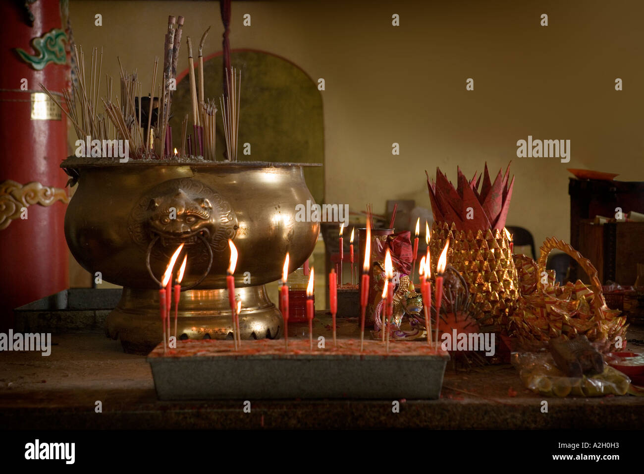 Chinese altar candle hi-res stock photography and images - Alamy