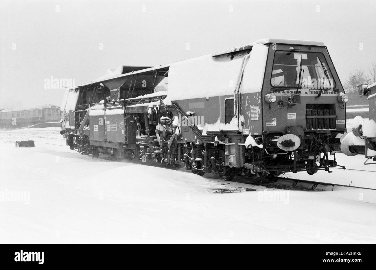 Plasser and Theurer 07 16 Universal Tamper Liner at Leamington Spa, UK in snow on 14th January 1987 Stock Photo