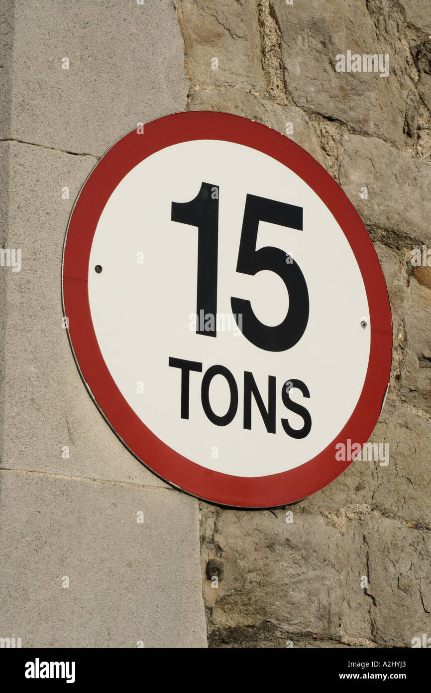 Fifteen ton weight limit traffic sign Stock Photo - Alamy