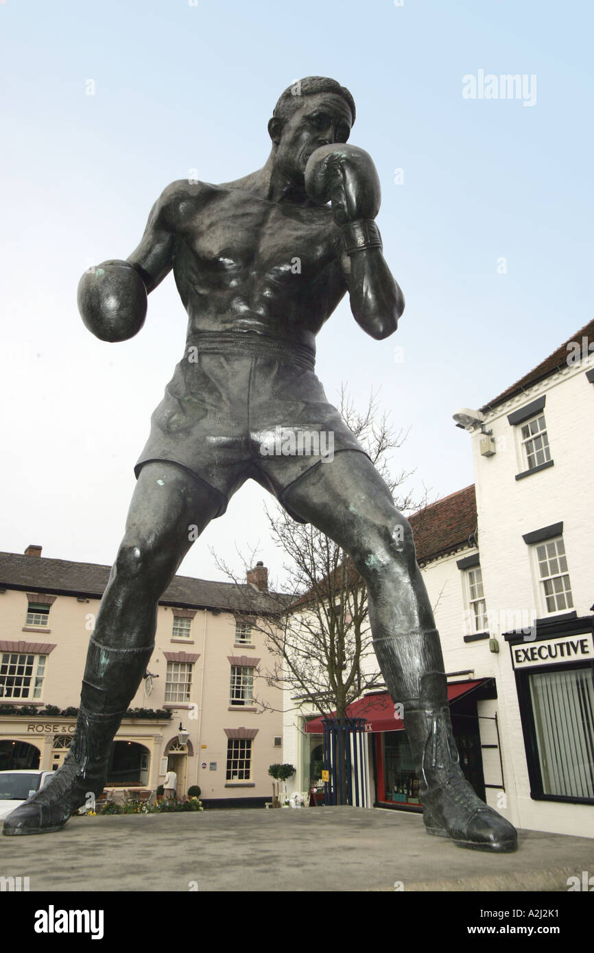 Statue of boxer Randolph (Randy) Adolphus Turpin, middleweight champion of the world 1951, in Warwick. Sculpted by Carl Payne. Stock Photo