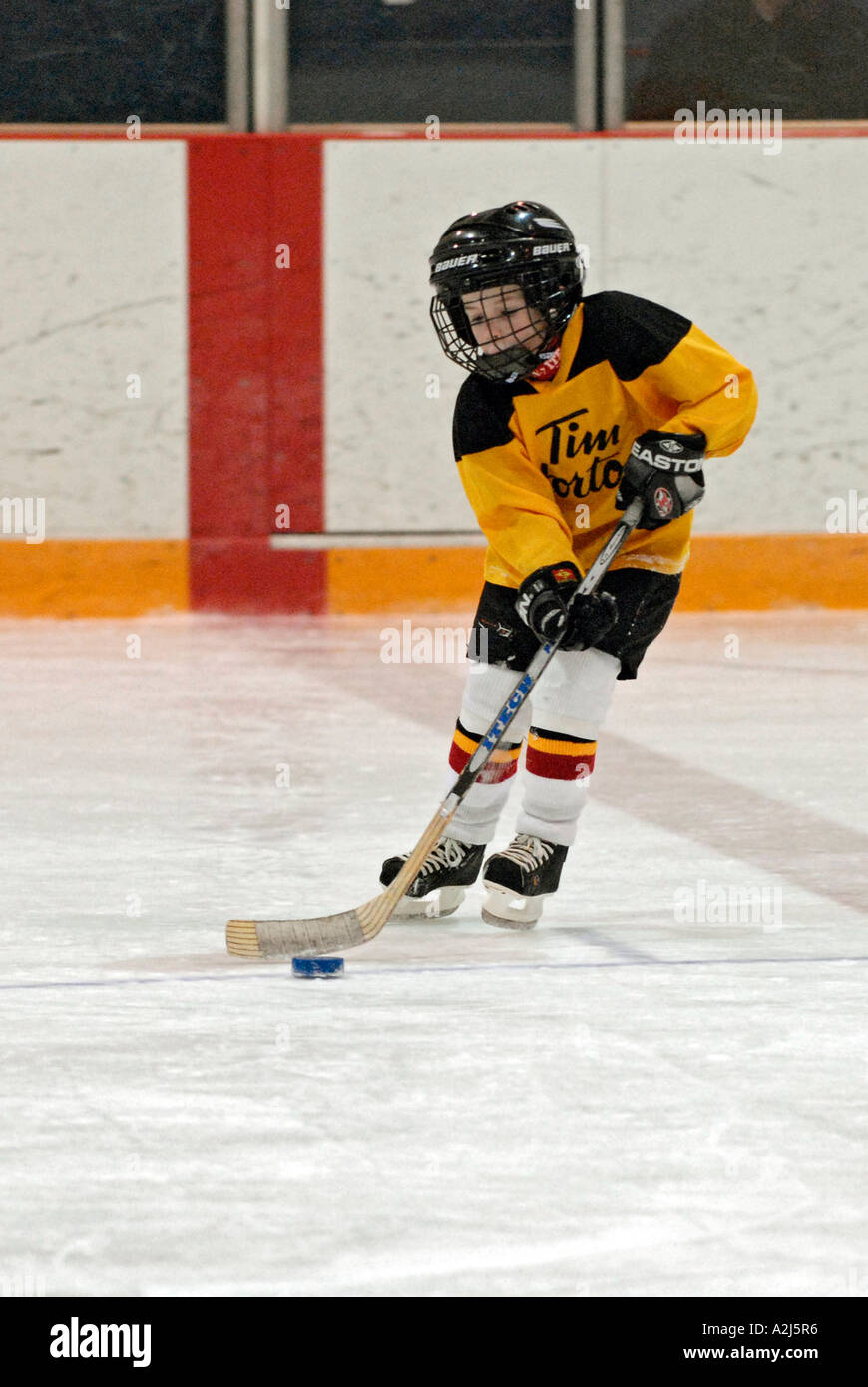 5 year old boys learn how to play the game of ice hockey Stock Photo