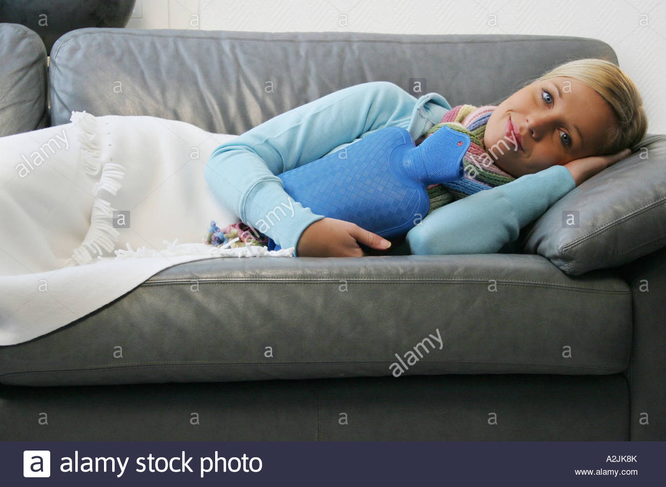 Frau Sofa Decke Schlafen High Resolution Stock Photography And Images Alamy