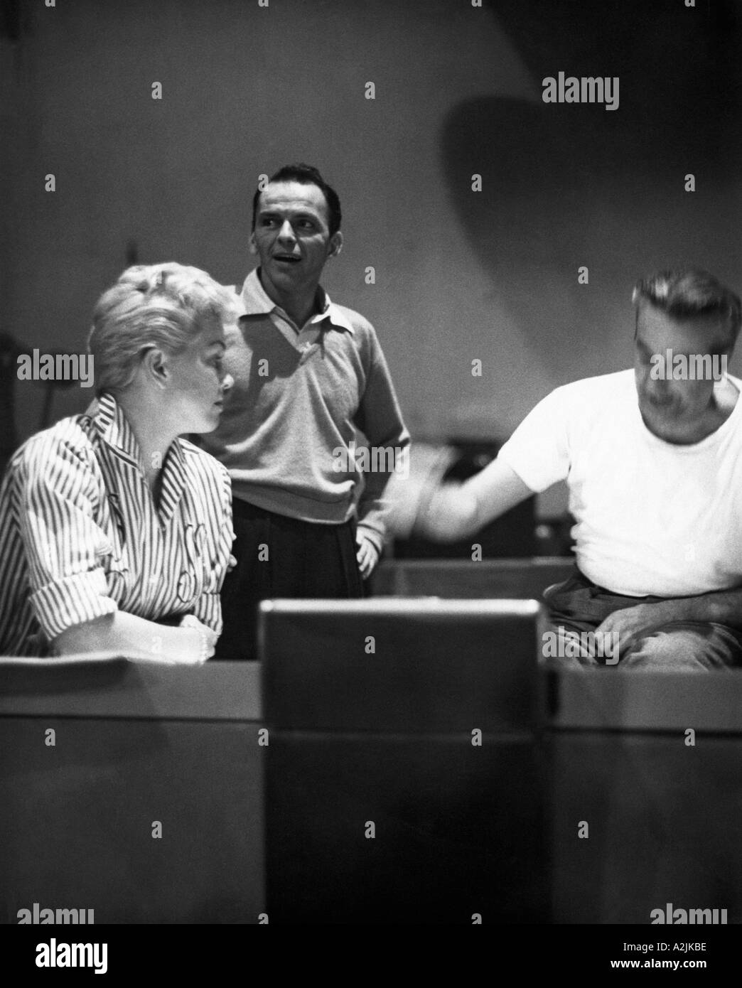 YOUNG AT HEART Doris Day and Frank Sinatra recording soundtracks for their 1954 film Stock Photo