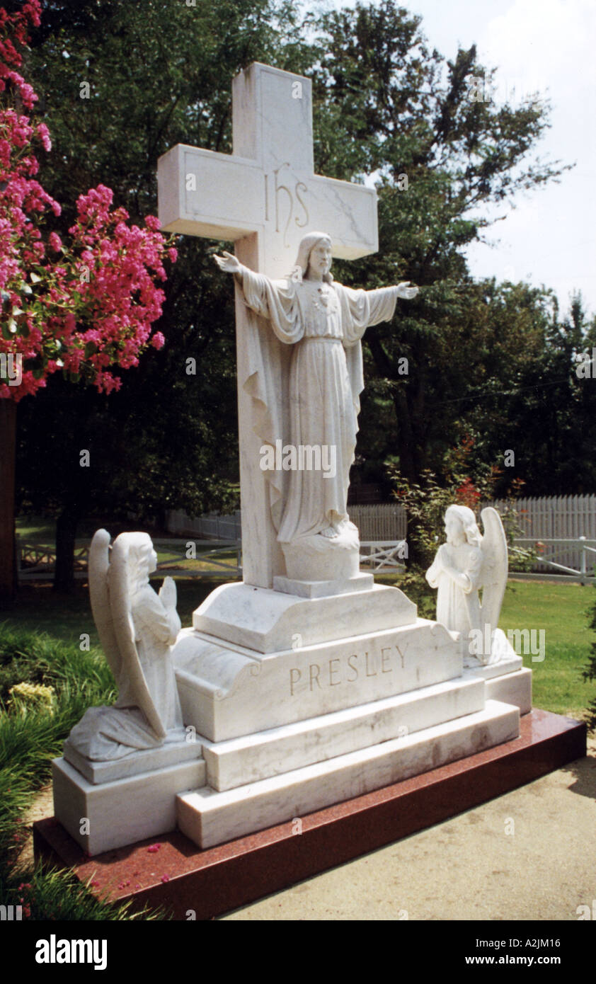 ELVIS PRESLEY Figures over his grave at Gracelands Stock Photo