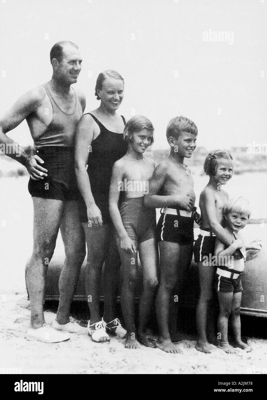 grace-kelly-and-her-family-about-1937-with-grace-second-from-right