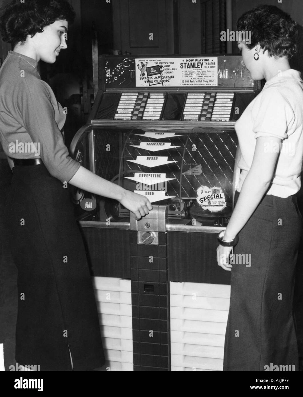 JUKEBOX American teenagers in 1956 with a jukebox advertising the Rock Around The Clock film Stock Photo