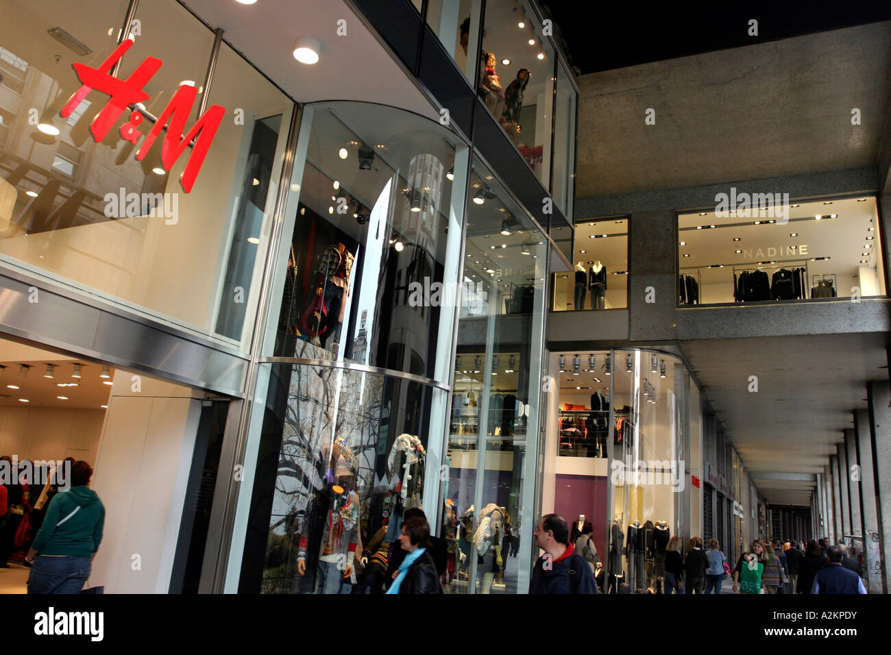 H and m shop hi-res stock photography and images - Alamy