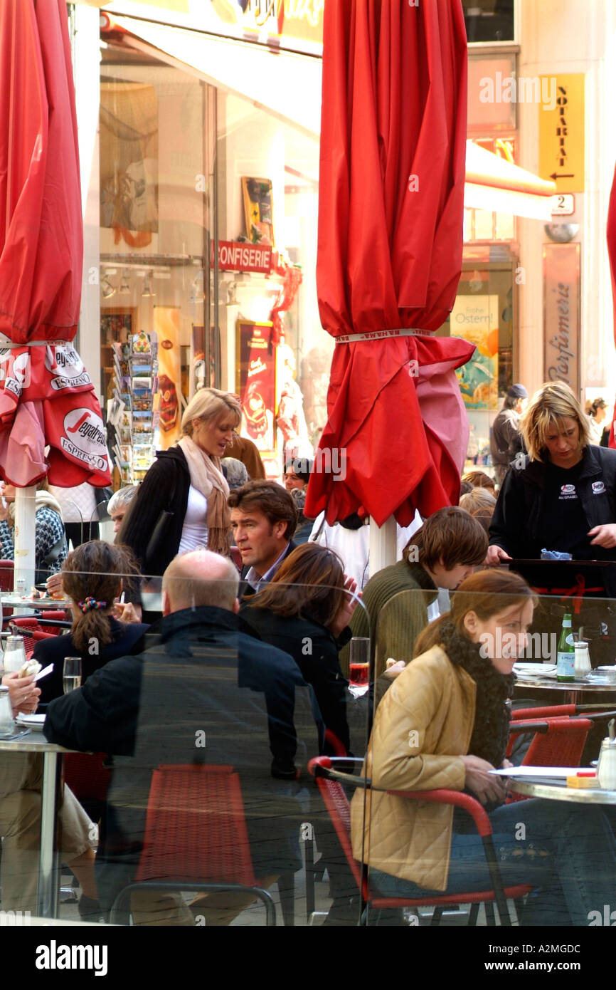 People drinking coffee at an outdoor cafe in Vienna Stock Photo