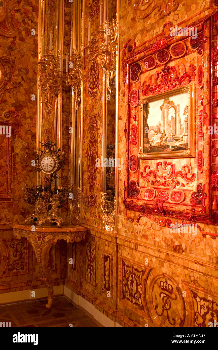 GUS Russia St Petersburg Puschkin Castle Zarskoje Selo Palace of Katharina Amber room Historical Amber Room Picture with Amber Stock Photo