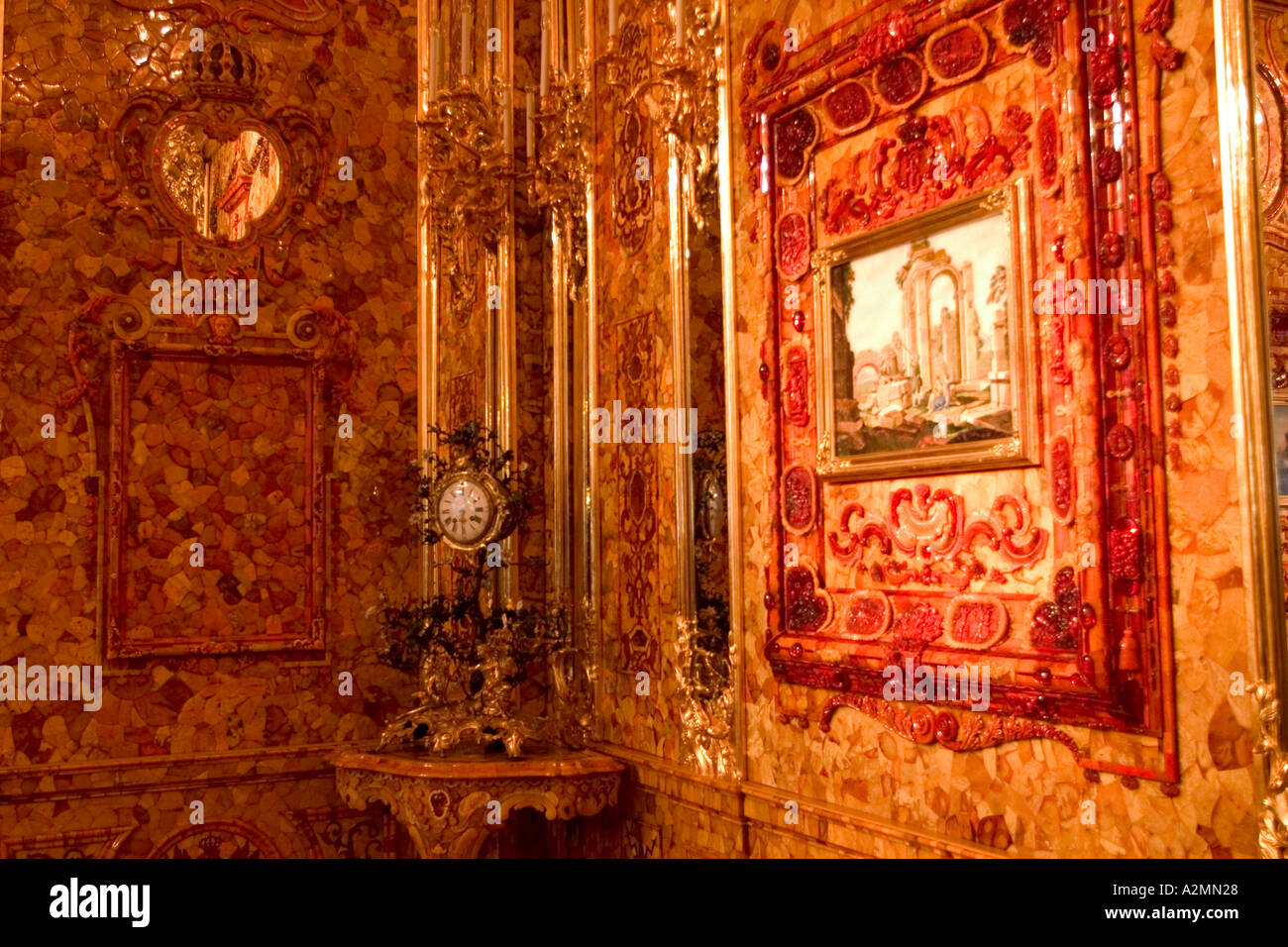 GUS Russia St Petersburg Puschkin Castle Zarskoje Selo Palace of Katharina Amber room Historical Amber Room Picture with Amber Stock Photo