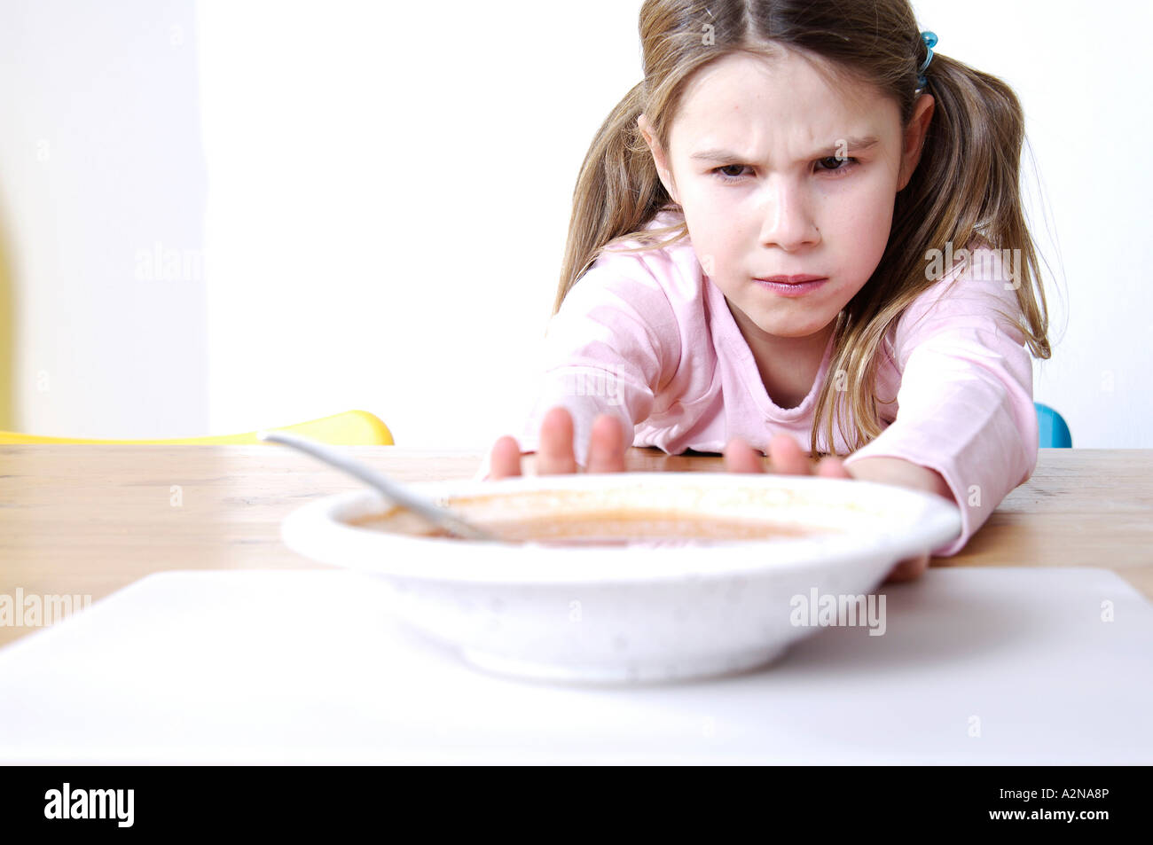 Ребенок плохо есть вечером. Нарушение аппетита у детей. Отказ от еды у ребенка. Анорексия детей подростков.