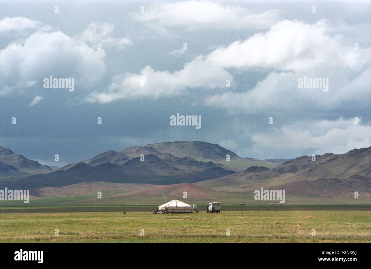 Traditional dwelling yurt. Khyargas Nuur lake nearby.  Uvs (Ubsu) aimag (province). Mongolia Stock Photo