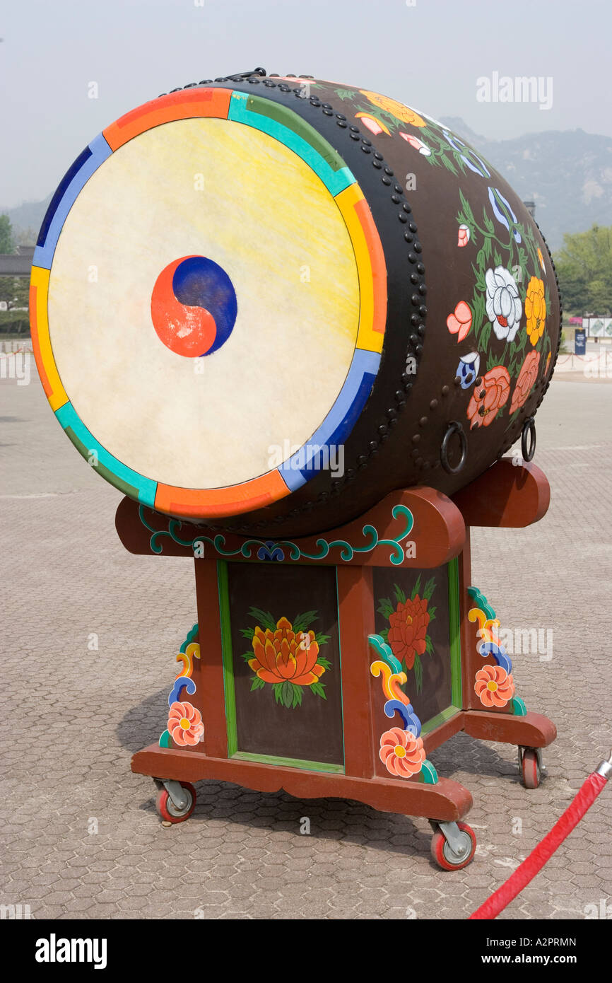 Traditional Drum Gyeongbokgung Palace Seoul South Korea Stock Photo Alamy traditional-drum-gyeongbokgung-palace-seoul-south-korea-stock-photo-alamy