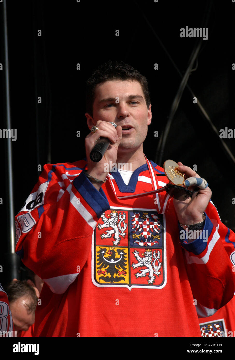 Famous Czech icehockey player Jaromír Jágr showing a gold medal Stock Photo Alamy