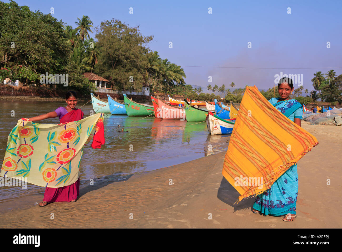 INDIA NORTH GOA SARONG VENDORS ON THE BEACH AT BAGA Stock Photo - Alamy