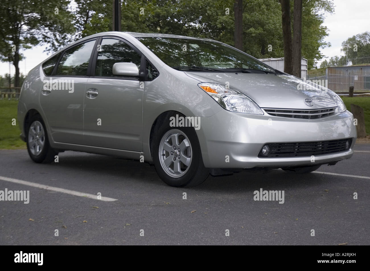 2004 TOYOTA PRIUS GASOLINE-ELECTRIC HYBRID CAR WHICH USES GASOLINE TO POWER AN INTERNAL-COMBUSTION ENGINE AND ELECTRIC BATTERIES Stock Photo