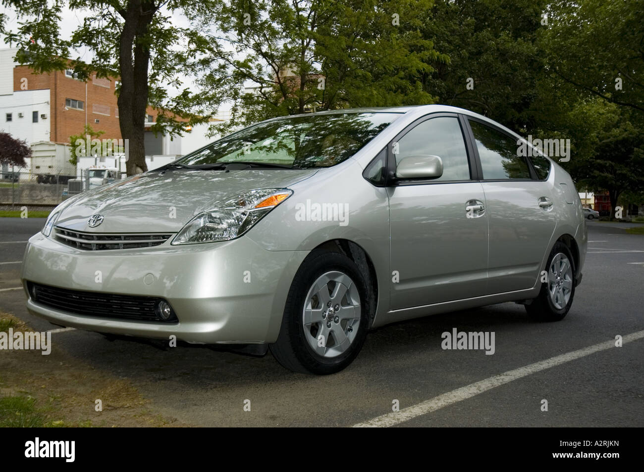 2004 TOYOTA PRIUS GASOLINE-ELECTRIC HYBRID CAR WHICH USES GASOLINE TO POWER AN INTERNAL-COMBUSTION ENGINE AND ELECTRIC BATTERIES Stock Photo