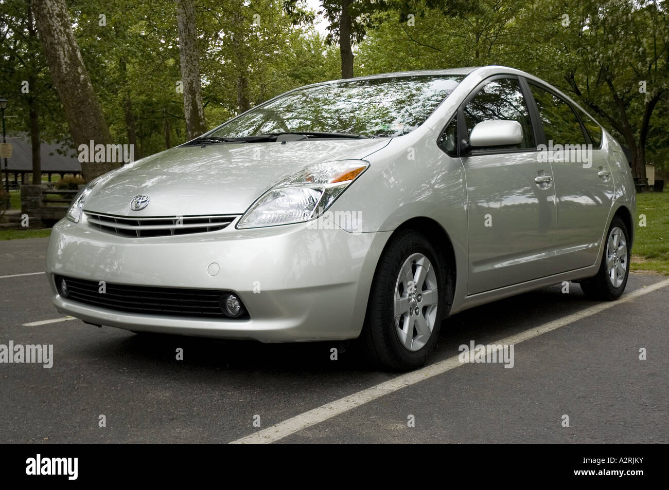 2004 TOYOTA PRIUS GASOLINE-ELECTRIC HYBRID CAR WHICH USES GASOLINE TO POWER AN INTERNAL-COMBUSTION ENGINE AND ELECTRIC BATTERIES Stock Photo