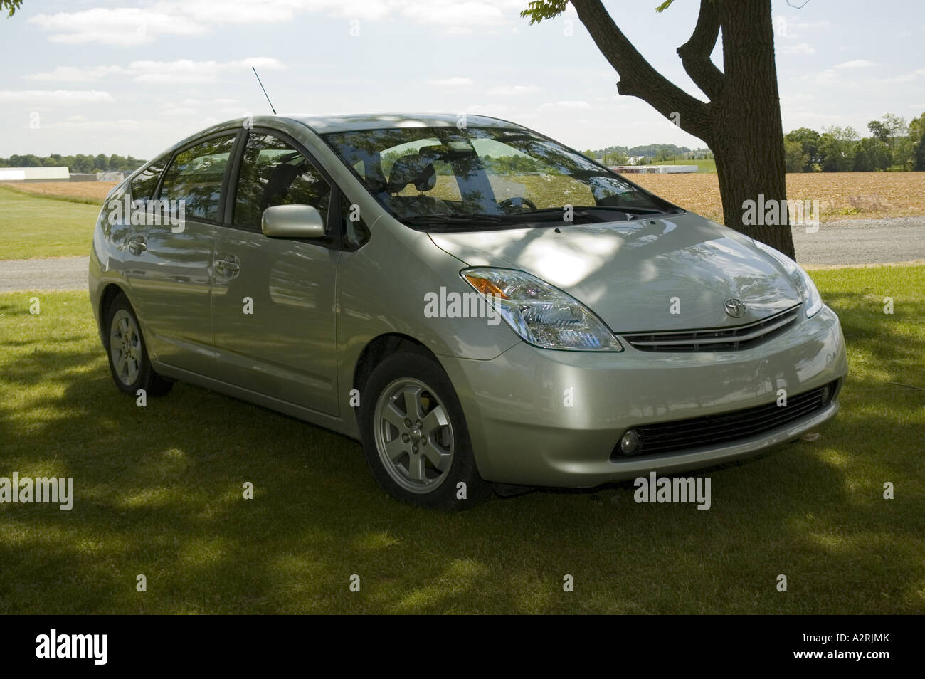 2004 TOYOTA PRIUS GASOLINE-ELECTRIC HYBRID CAR WHICH USES GASOLINE TO POWER AN INTERNAL-COMBUSTION ENGINE AND ELECTRIC BATTERIES Stock Photo