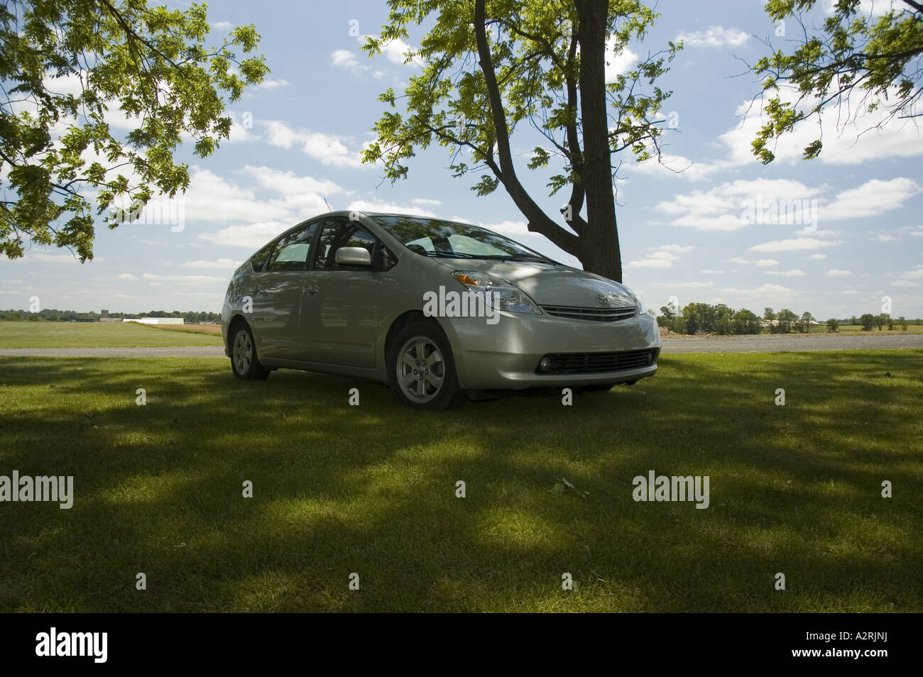 2004 TOYOTA PRIUS GASOLINE-ELECTRIC HYBRID CAR WHICH USES GASOLINE TO POWER AN INTERNAL-COMBUSTION ENGINE AND ELECTRIC BATTERIES Stock Photo