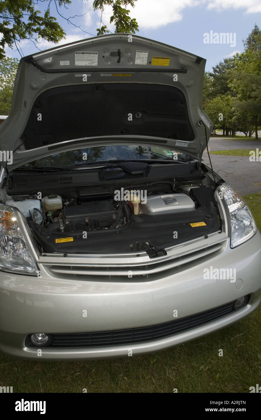 ENGINE IN 2004 TOYOTA PRIUS GASOLINE-ELECTRIC HYBRID CAR Stock Photo