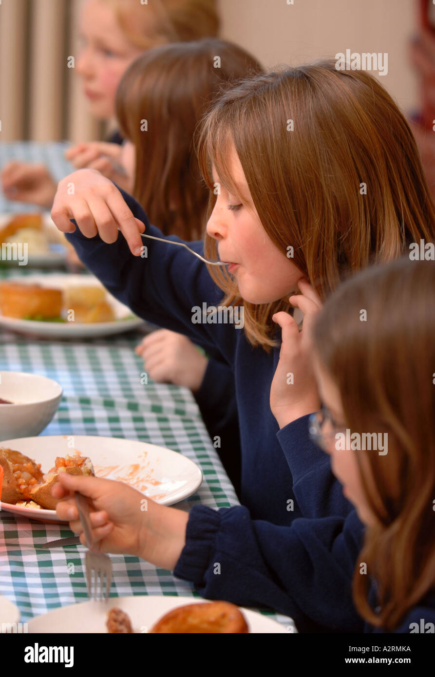 SCHOOLCHILDREN EATING THE NEW HEALTHY SCHOOL DINNERS SWINDON UK Stock Photo