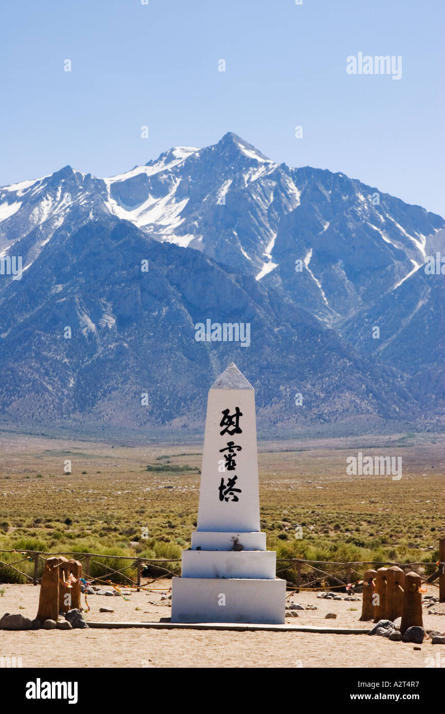 Graveyard monument and the Sierra Nevada mountains, Manzanar National Historic Site, Inyo County, California Stock Photo