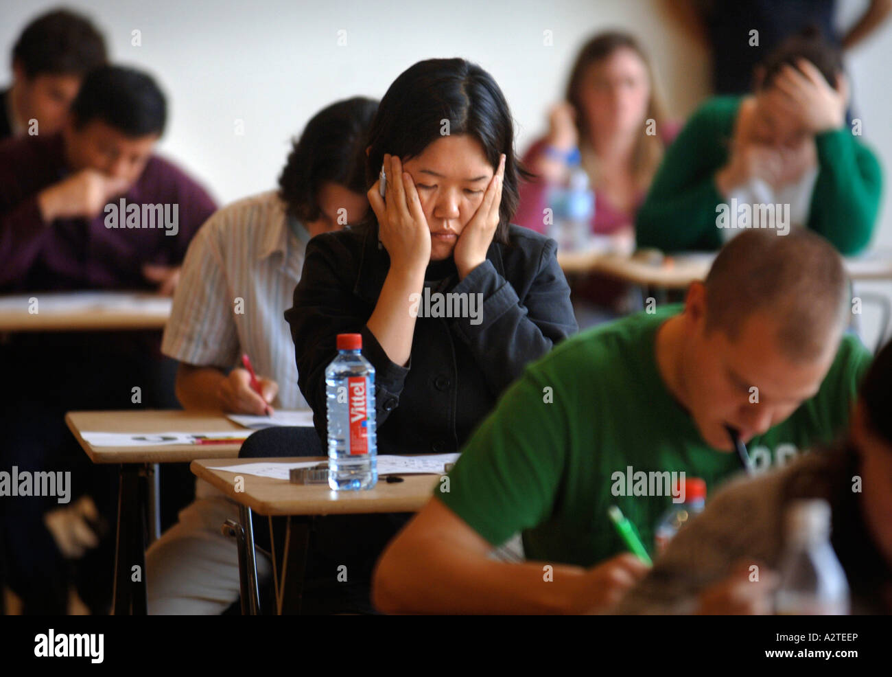 COMPETITORS AT GLOUCESTERSHIRE UNIVERSITY FOR THE TIMES LITERARY FESTIVAL SU DOKU CHAMPIONSHIPS OCT 2006 Stock Photo