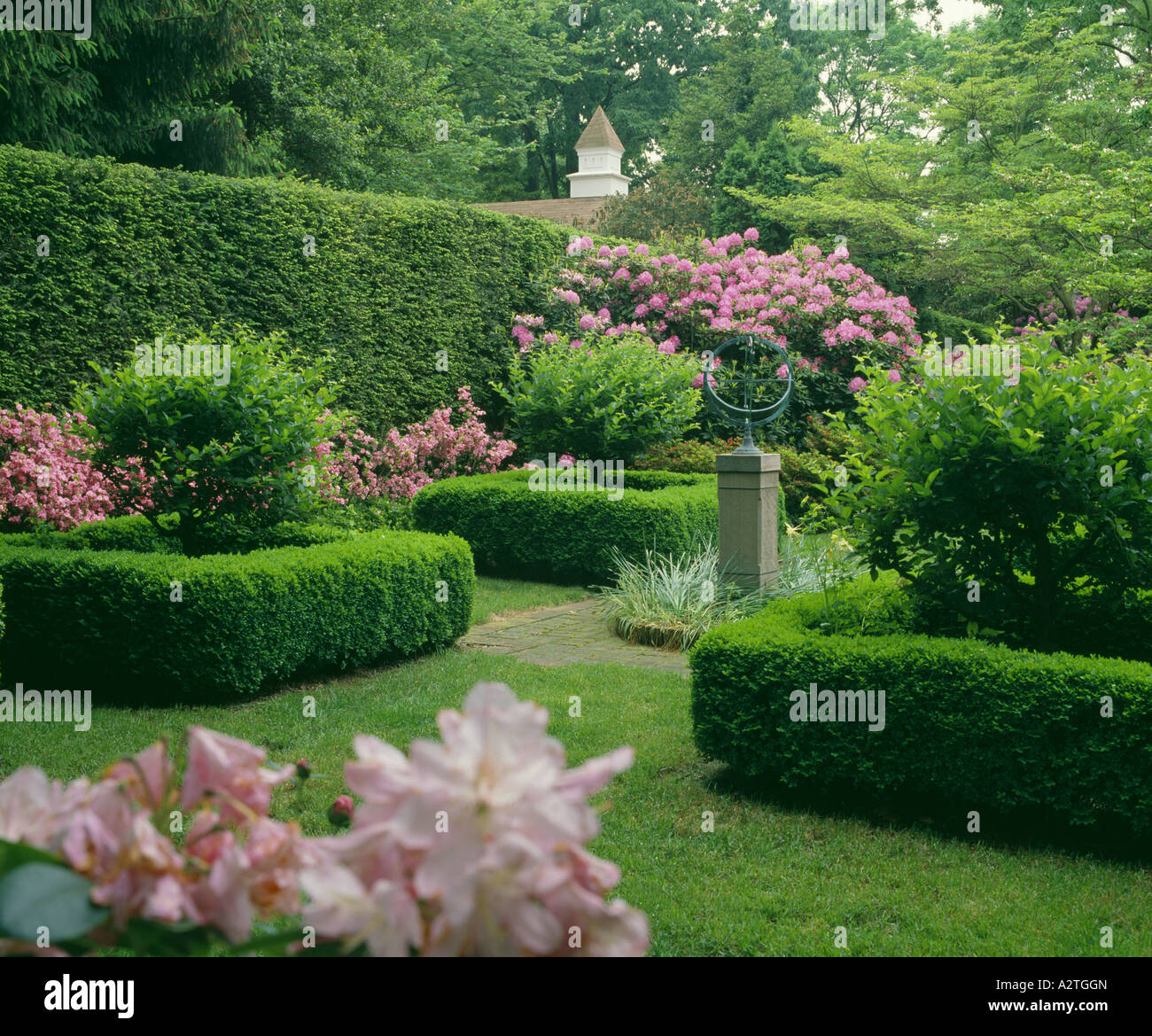 FORMAL GARDEN WITH BOXWOOD (BUXUS SEMPERVIRENS) AND HEMLOCK (TSUGA CANADENSIS) AND MINIATURE CRABAPPLE TREES (MALUS SP.) Stock Photo