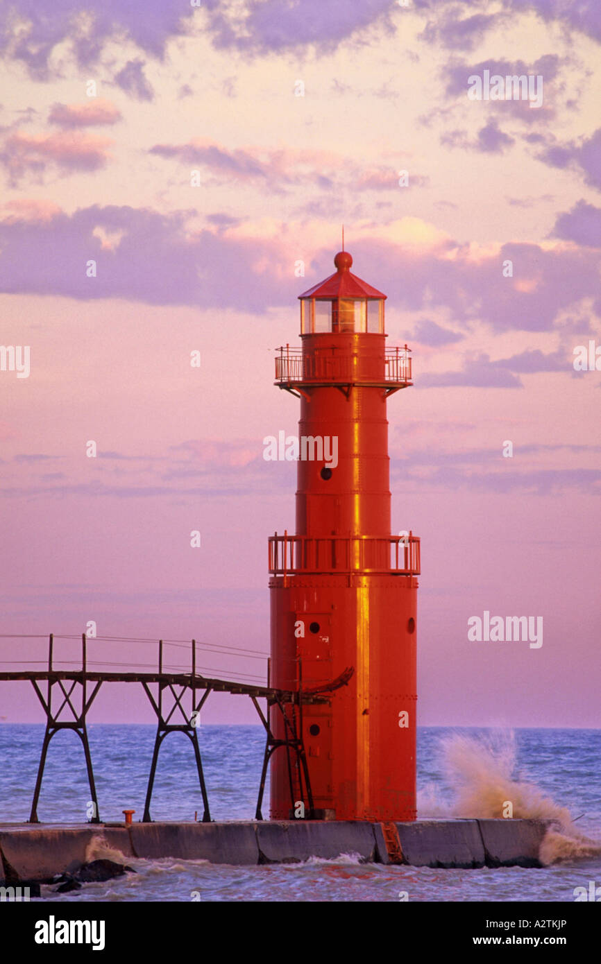 Big Red, Algoma Pierhead Light at Lake Michigan at sunset with wave splash, USA, Wisconsin, Algoma Stock Photo