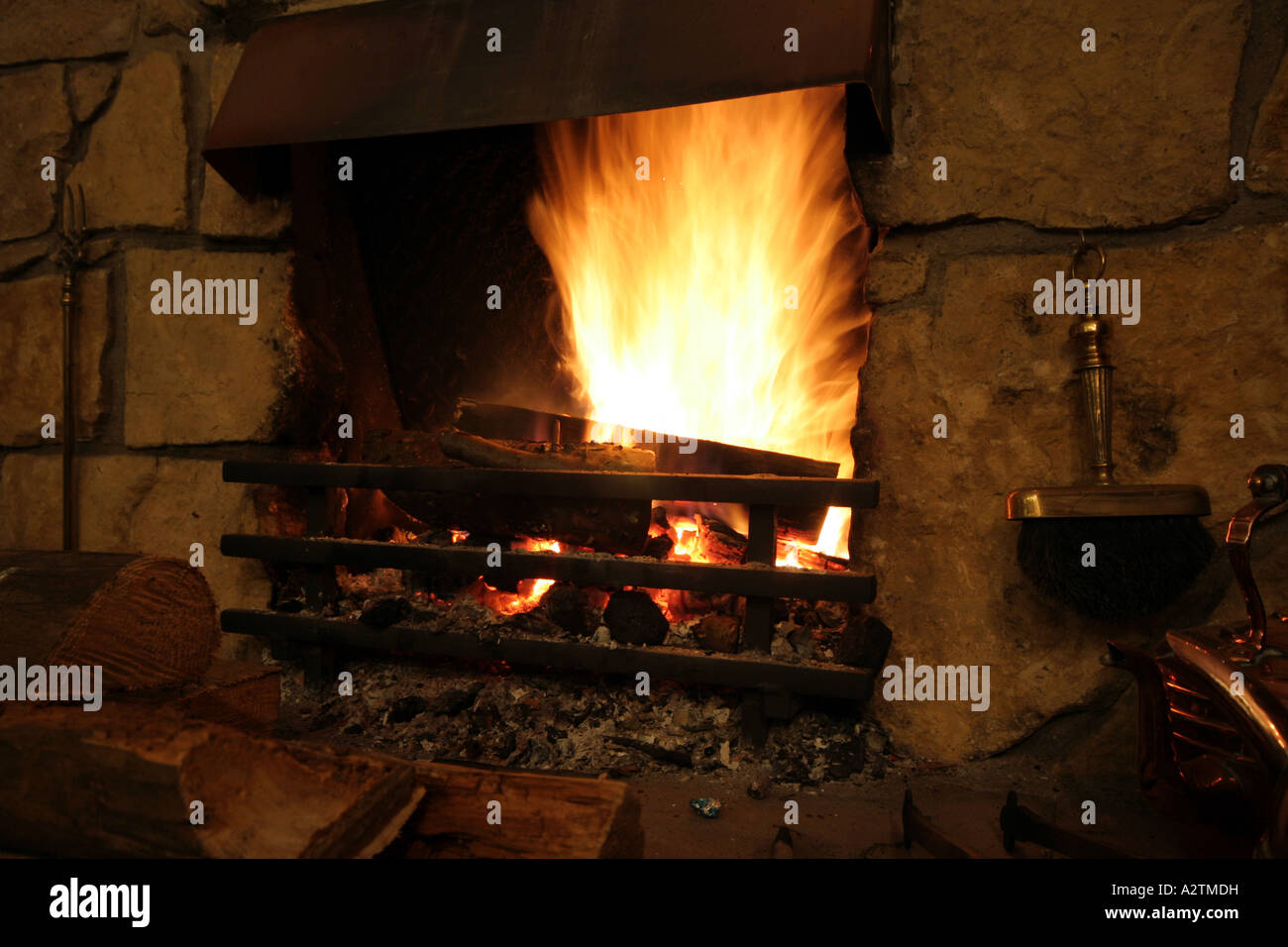 Rustic log home stone fireplace hi-res stock photography and images - Alamy