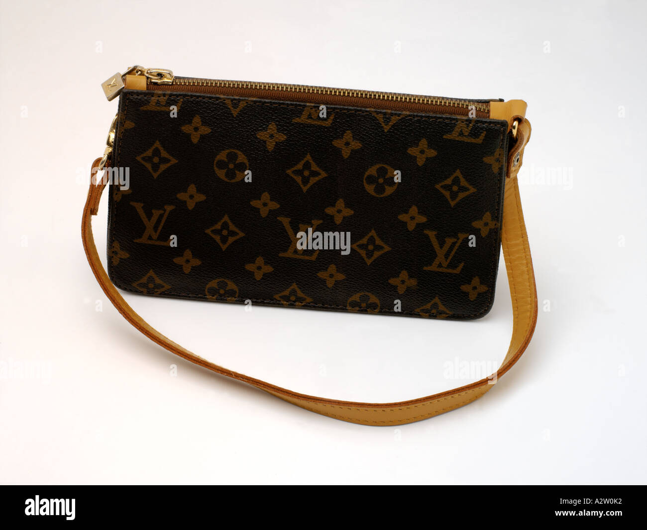 PHOTOS are published / Louis Vuitton launches the bag with the Albanian  flag on the market, here is the amazing price and the details that make it  fantastic - Aktualitet