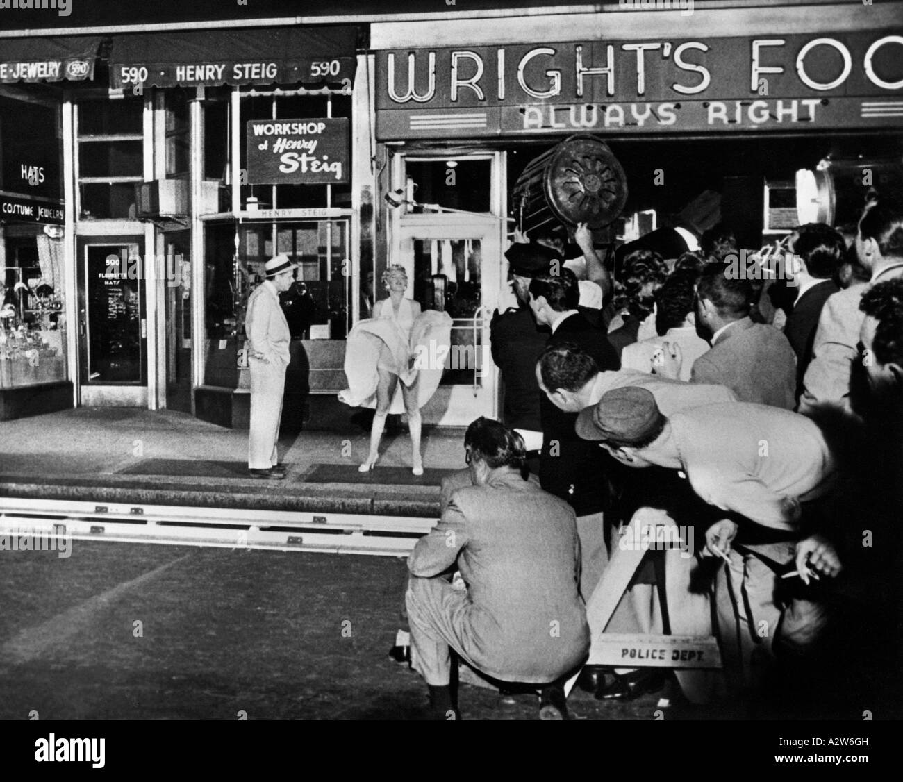 SEVEN YEAR ITCH shooting the famous skirt sequence in the 1955 TCF film with Marilyn Monroe and Tom Ewell Stock Photo