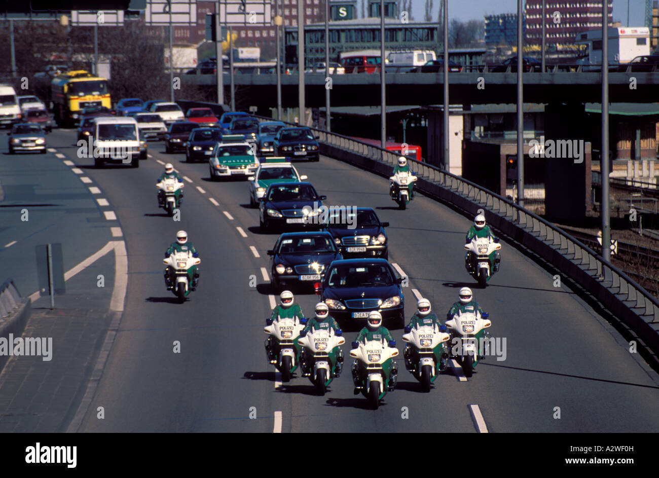 La Reine du Sang [Titans] Germany-berlin-police-escort-vip-motorcade-along-the-motorway-A2WF0H