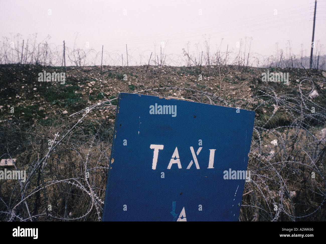 taxi rank sign amongst the barbed wire at the u n compound sarajevo 1994 Stock Photo