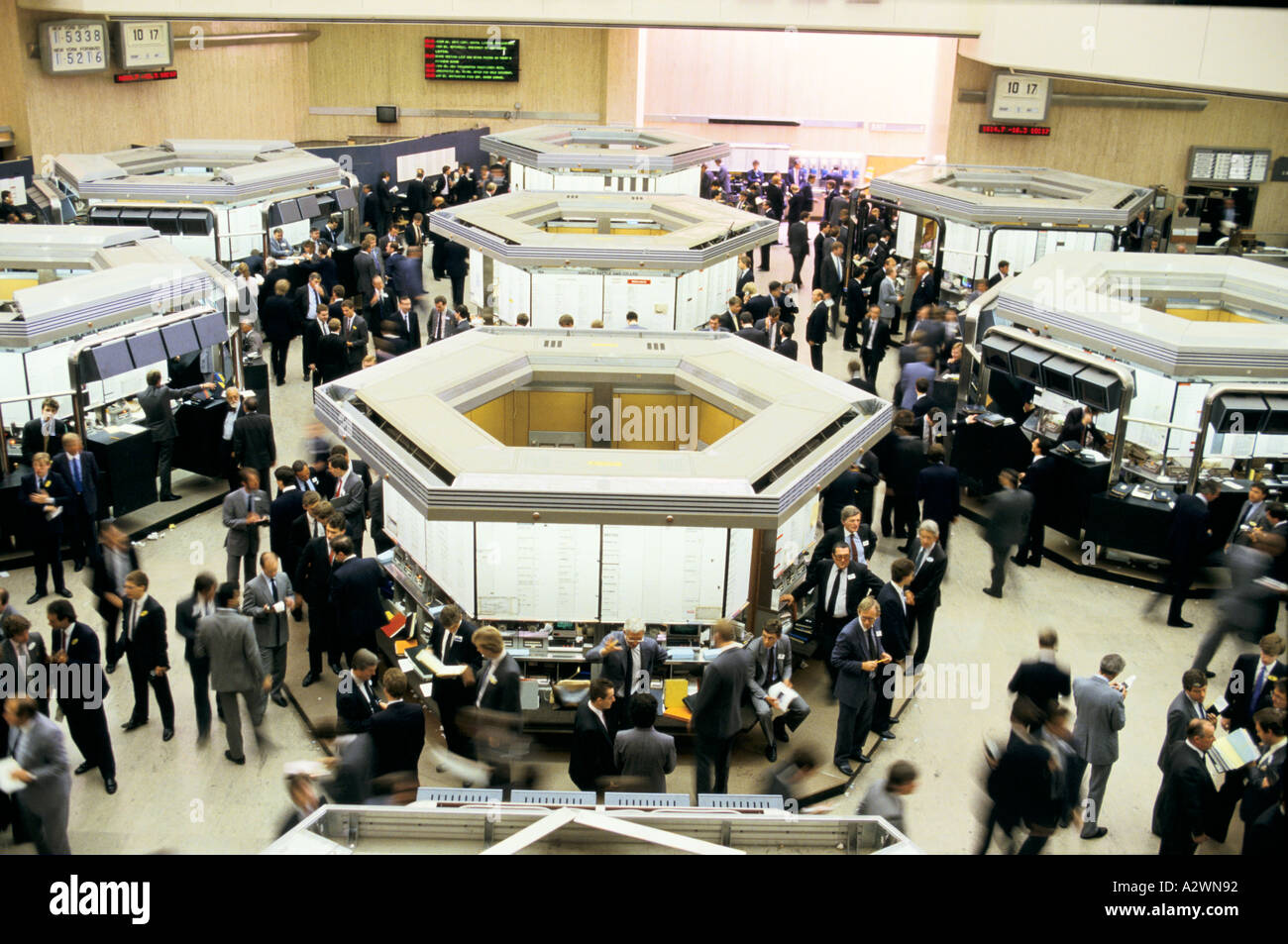 Stockbrokers on the trading floor of the London Stock Exchange before  it was replaced by SEAQ in the 'big bang of 1986 Stock Photo