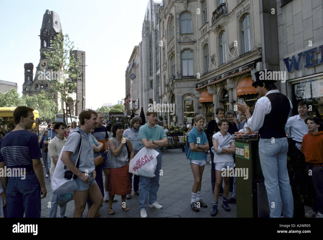 busy street scene street entertainer 1986 berlin Stock Photo