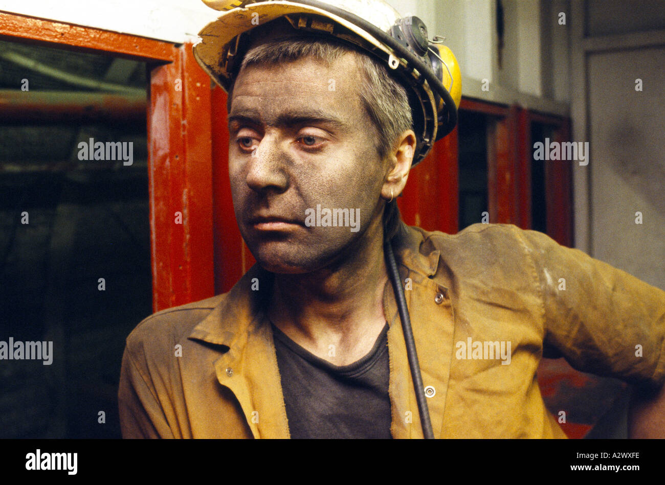 MINER WITH SAFETY HELMET & SOILED FACE AT COTSGRAVE COLLIERY AT THE END OF HIS SHIFT. THE MINE IS THREATENED WITH CLOSURE Stock Photo