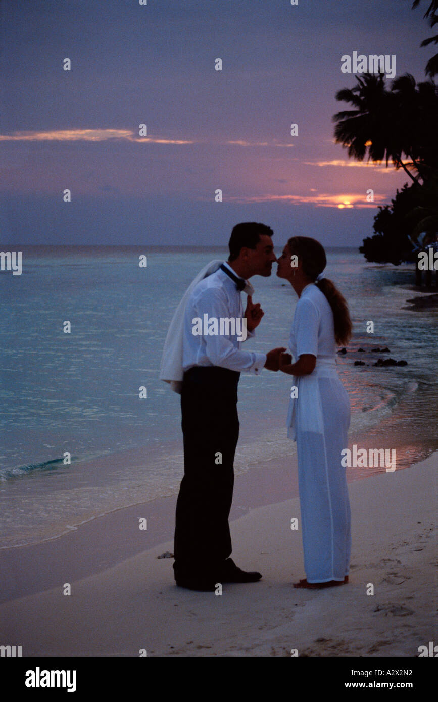Kissing couples silhouette hi-res stock photography and images - Alamy