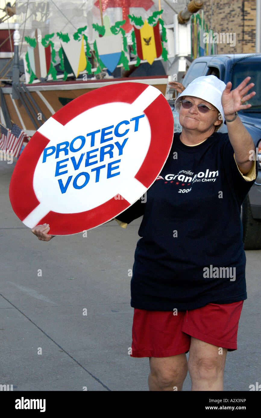 People demonstrating about Workers and Middle class values in Michigan ...