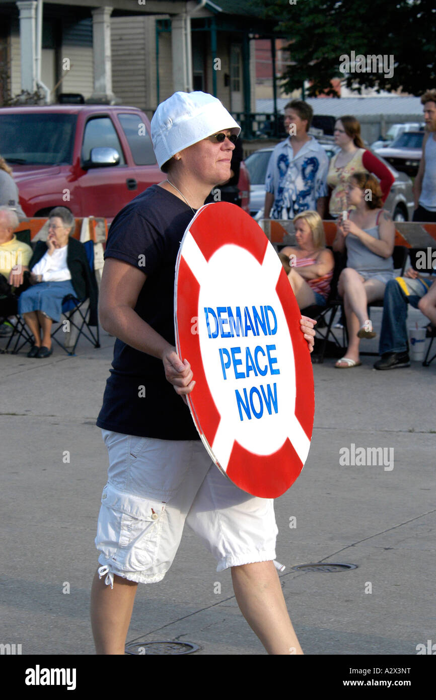 People demonstrating about Workers and Middle class values in Michigan ...