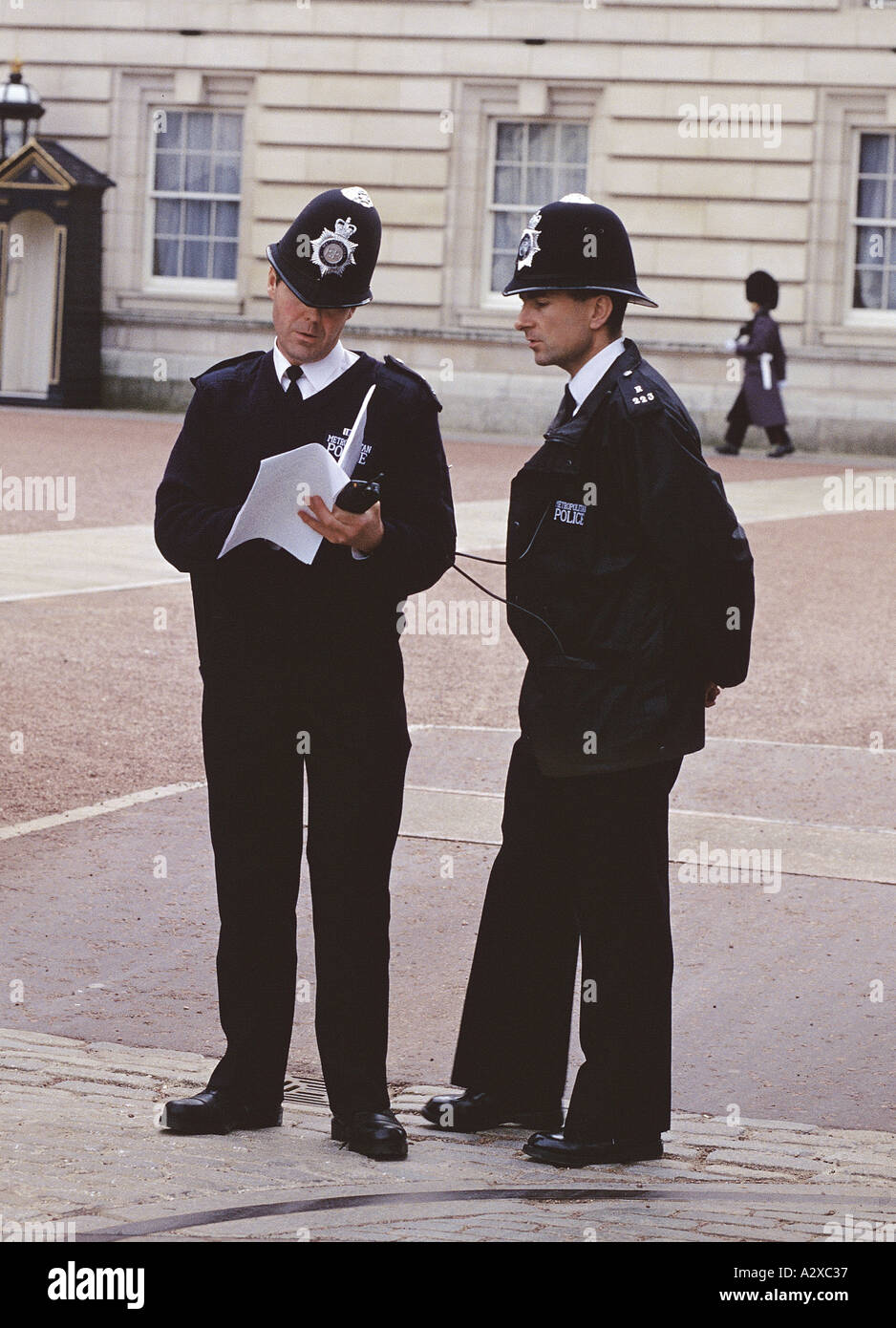 Policemen outside Buckingham Palace Stock Photo