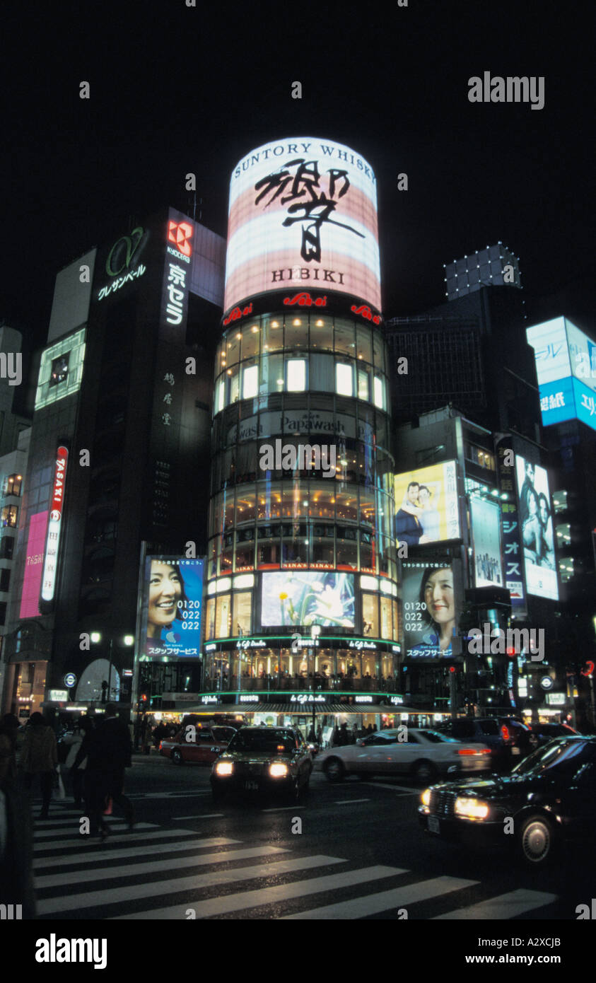 Japan Tokyo Ginza Yonchome crossing at Night Circular San ai fashion ...