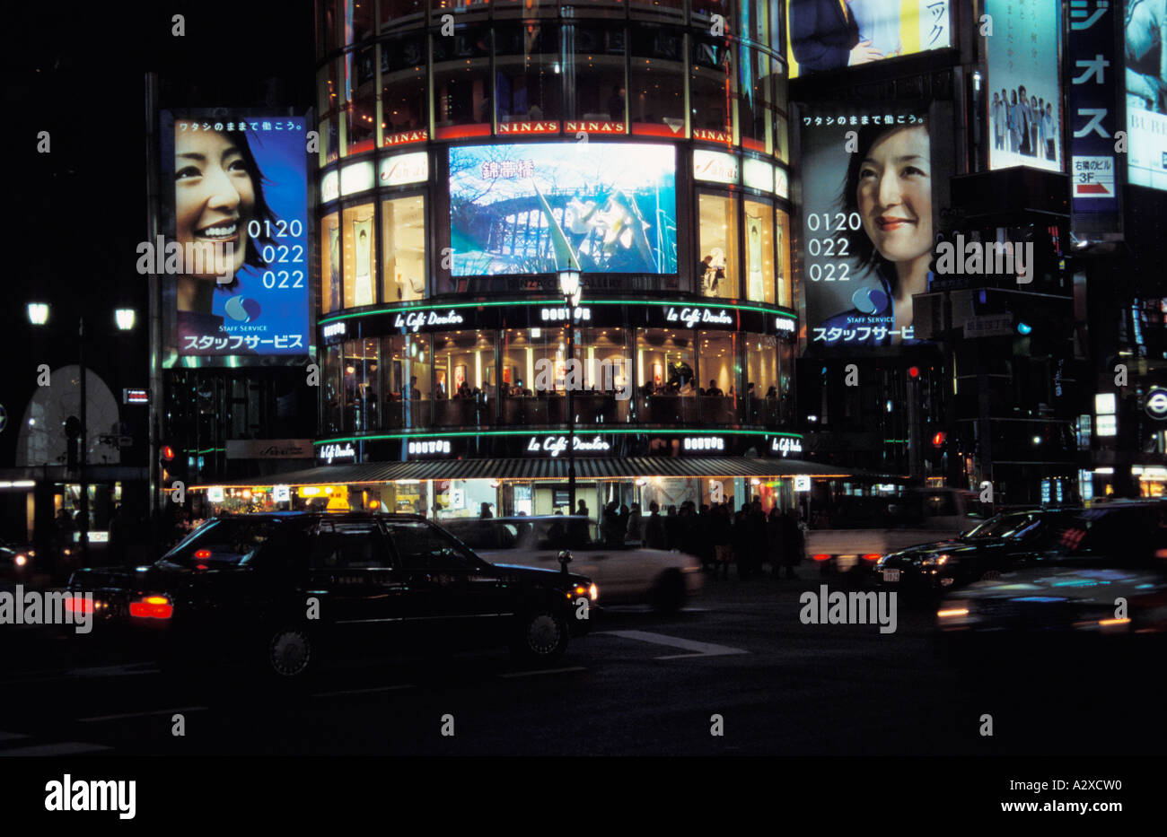 Japan Tokyo Ginza Yonchome crossing at Night Circular San ai fashion ...