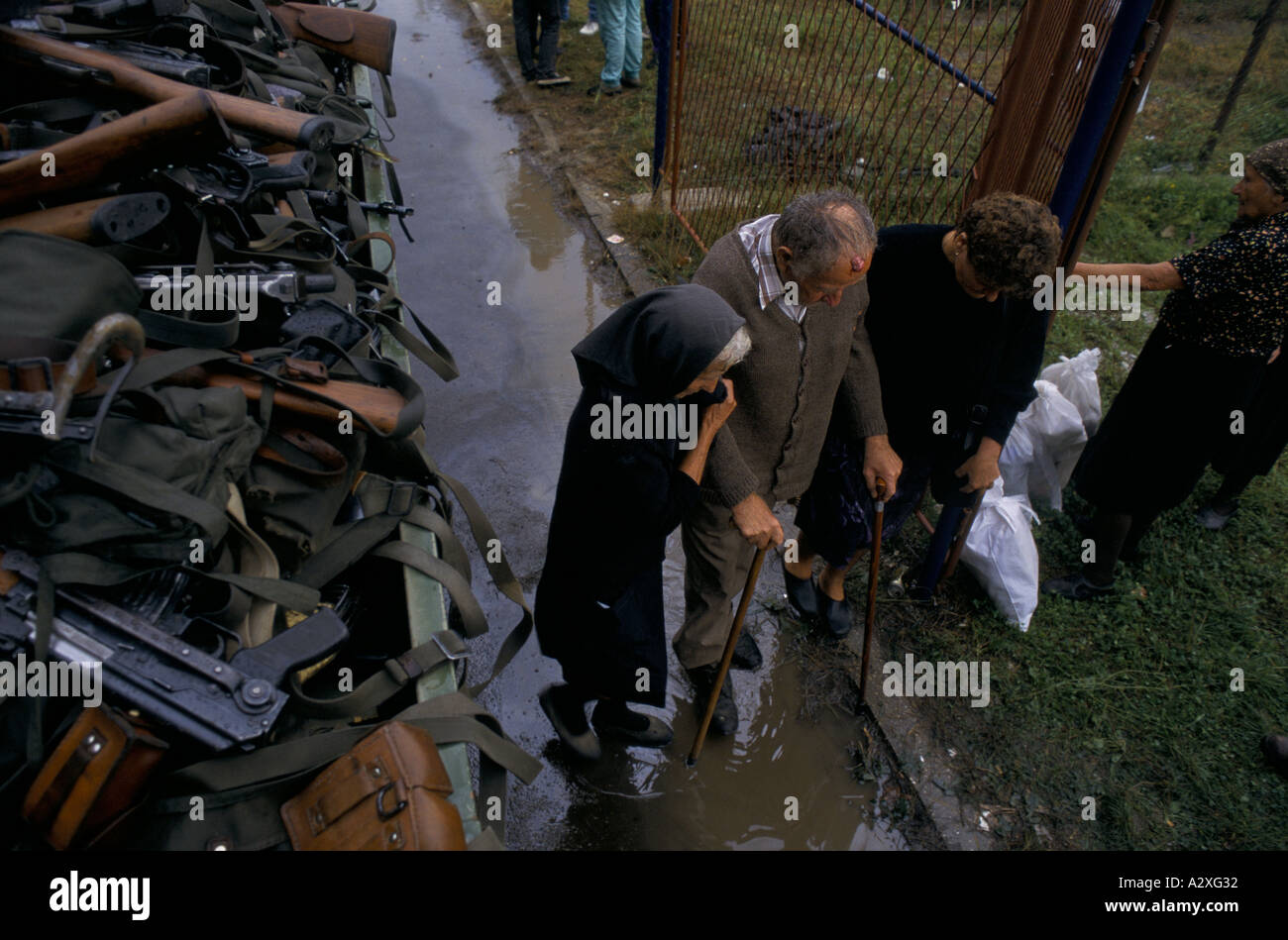 Croatian re-capture of Krajina, Aug 95:  surrendering Krajina Serbs leave Topusko for Serbia. Their  guns remain with the Croats Stock Photo