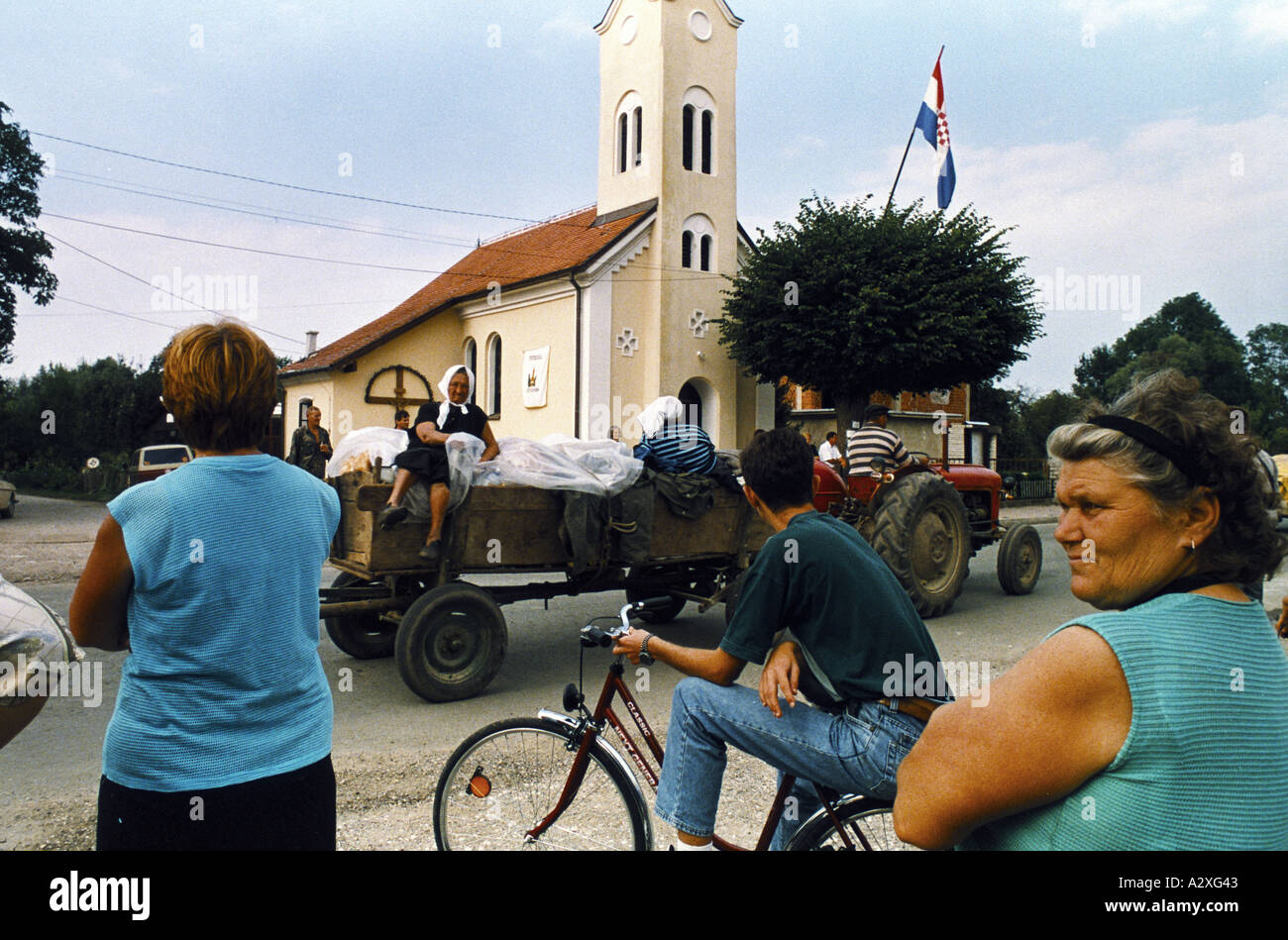 Croatian re-capture of Krajina, Aug 95:   Krajina Serbs drive past jeering Croats near Sisak Stock Photo