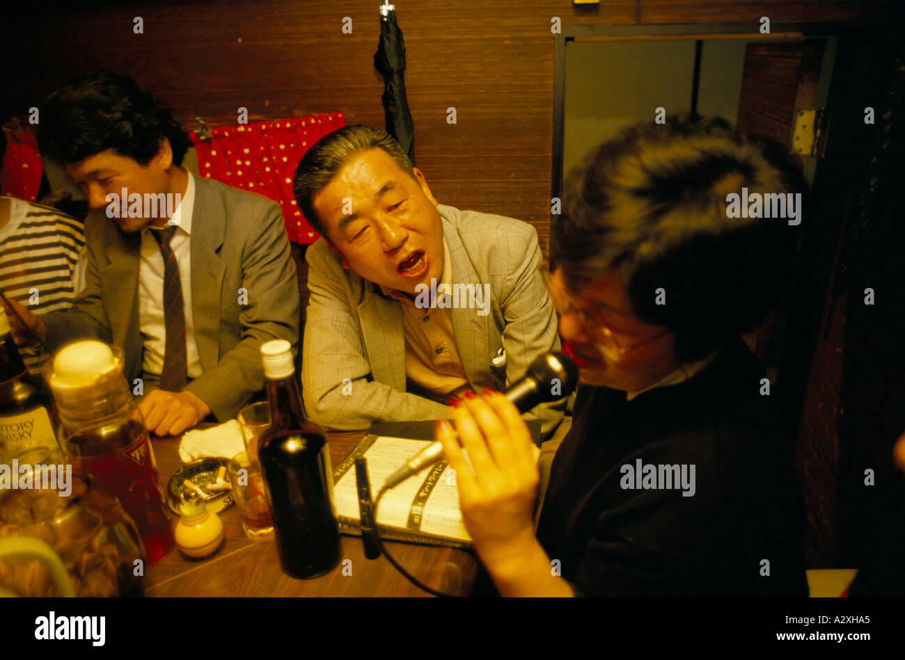 Businessmen in karaoke bar tokyo hi-res stock photography and images - Alamy